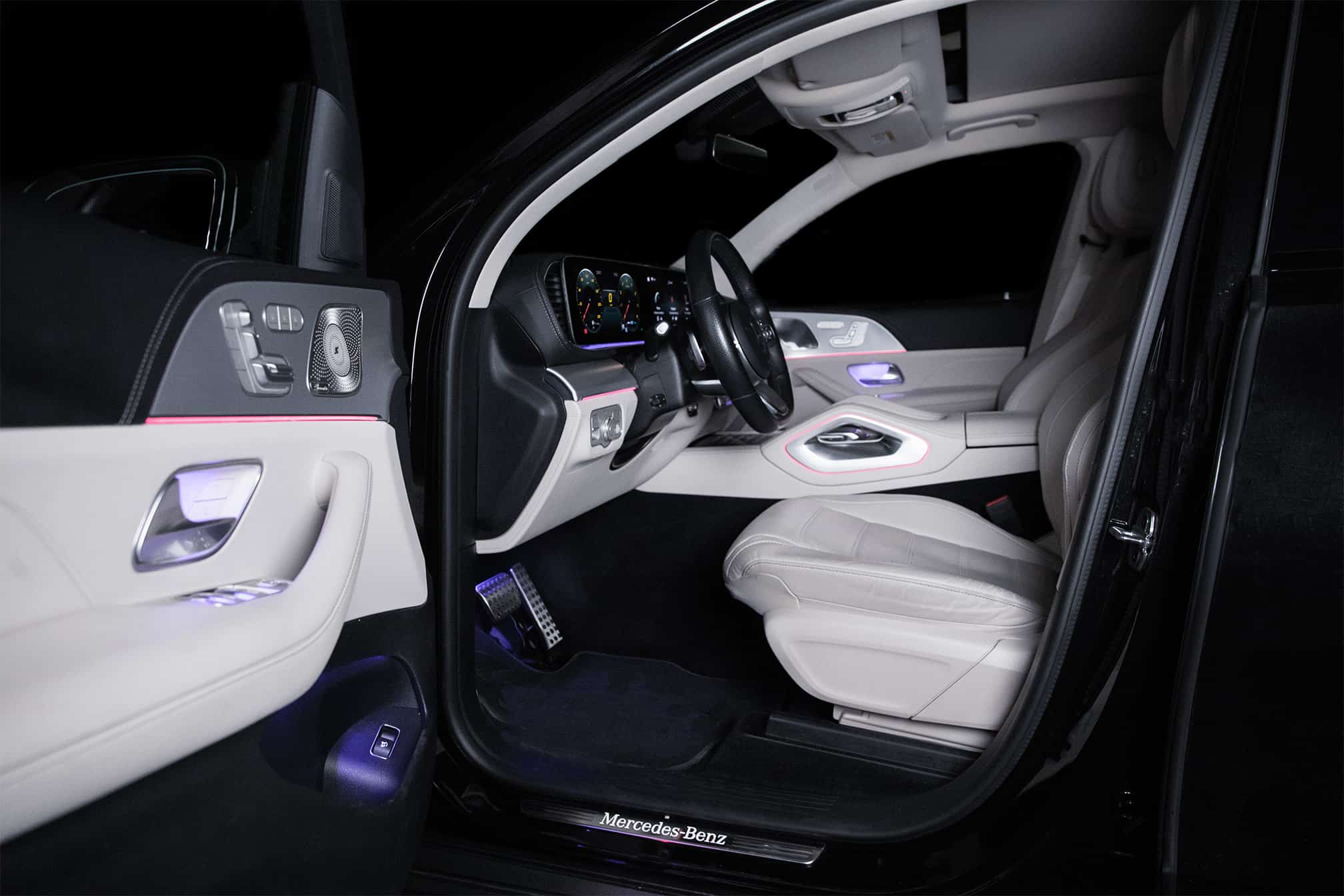#nivo-caption1-2 Mercedes GLS Interior View Of The Front Seats With The Driver Wheel